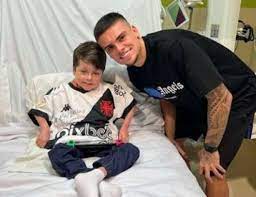 “Deus de milagres!”, diz jogador do Vasco após orar com o menino Gui no hospital